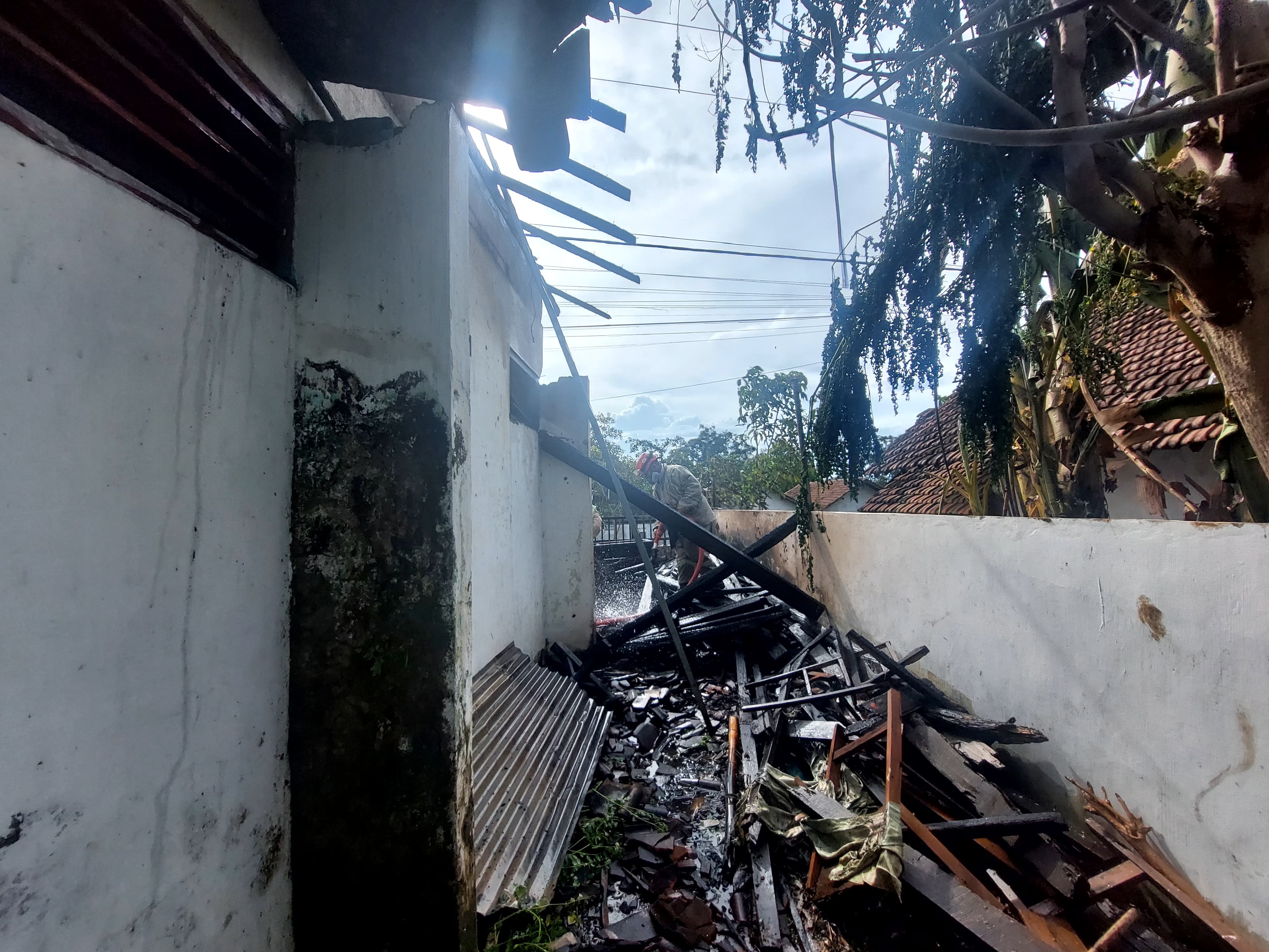 Kondisi ruang guru SDN Tebel 1 Bareng Jombang yang ludes terbakar