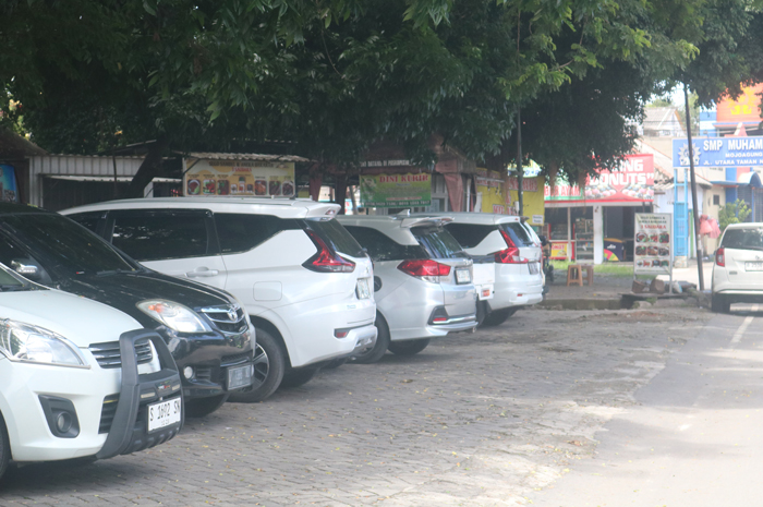 TAK SUMBAH PAD: Lahan parkir RTH taman Mojoagung selama ini tak dikelola Pemkab Jombang.