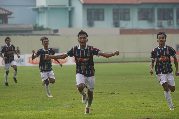 GOOOL: M Afrizal Kurniawan selebrasi bersama timnya usai mencetak satu gol saat melawan Assyabaab Bangil di Stadion Sidoarjo, Senin (6/1).