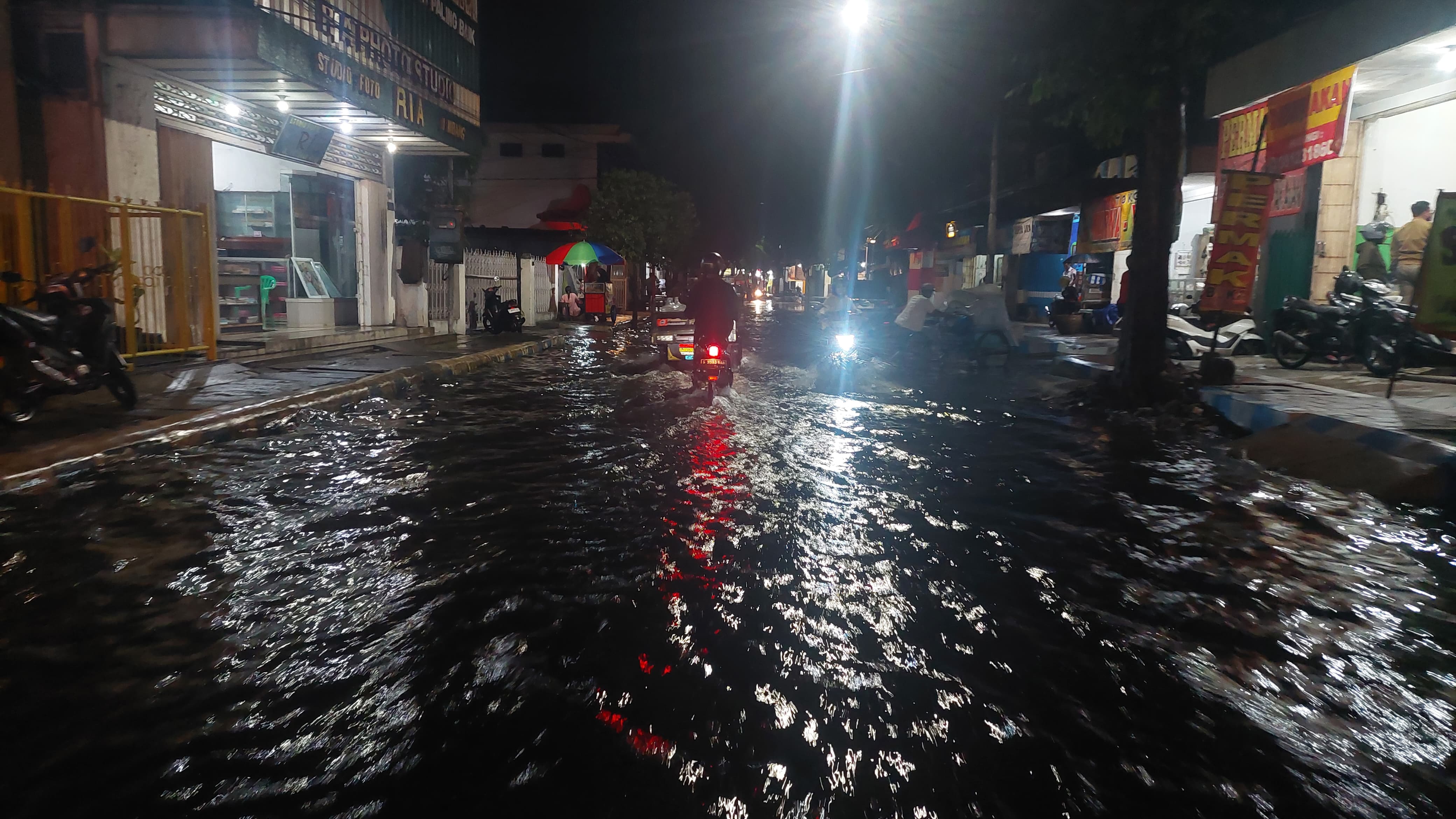 Jl RE Martadinata, Kepatihan Jombang yang masih tergenang air akibat hujan deras hingga Selasa (7/1) malam
