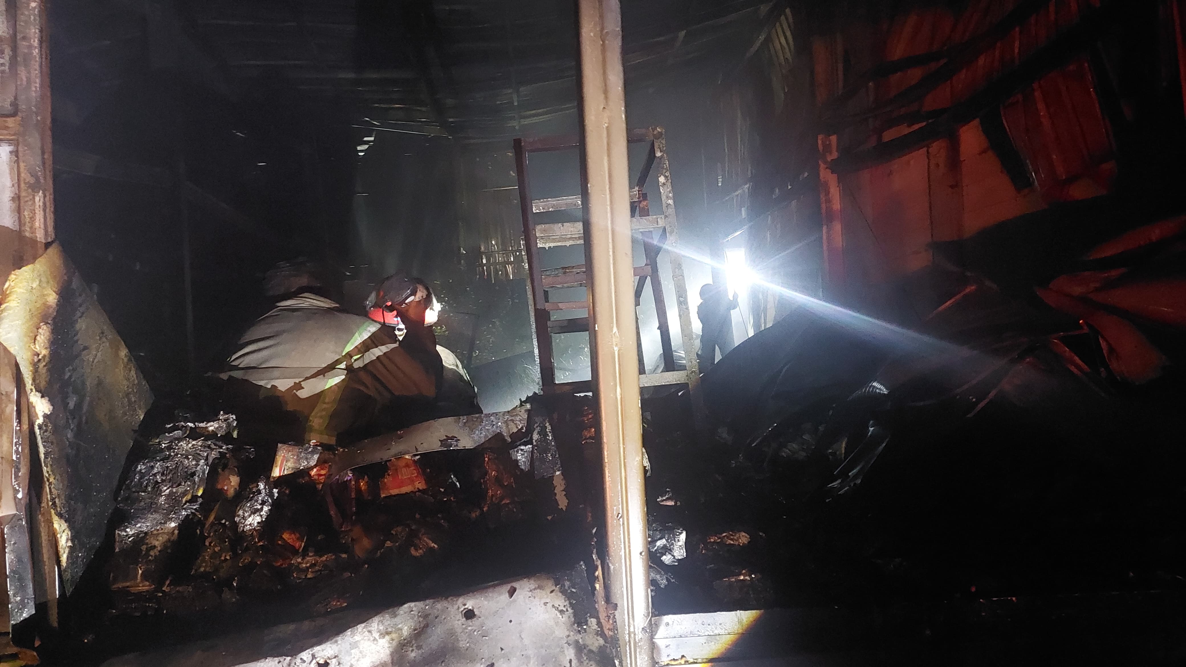 Kondisi bagian dalam gudang Afco Mojokrapak Jombang yang ludes terbakar