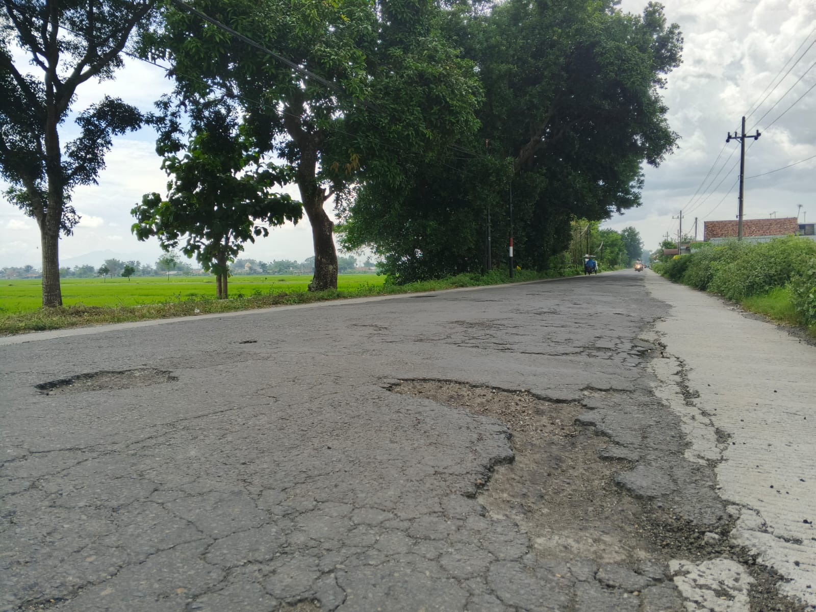 Kondisi Jalan Kabupaten Jalur Alternatif Jombang-Kediri di Kecamatan Gudo yang rusak