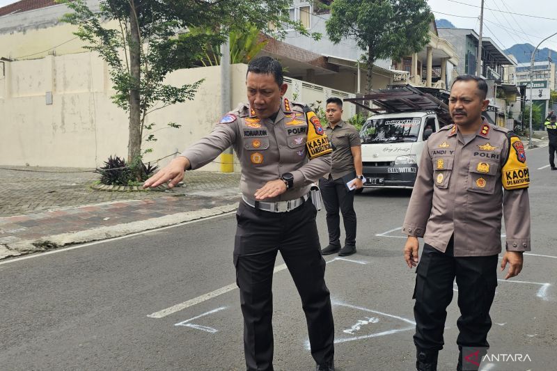 Dirlantas Polda Jawa Timur Kombes Pol Komarudin didampingi Kapolres Batu AKBP Andi Yudha Pranata melakukan olah kejadian perkara kecelakaan bus pariwisata