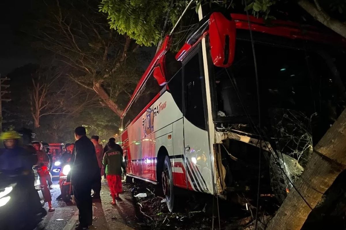 Kondisi bus yang membawa SMK TI Global Badung Bali yang rem blong dan memicu kecelakaan beruntun di Kota Batu (8/1) malam