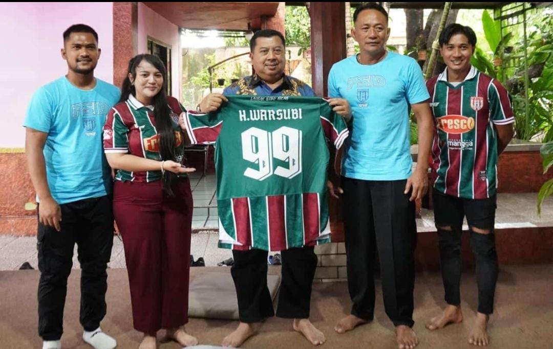 Bupati terpilih Jombang Warsubi menerima kunjungan manajemen PSID Jombang di kediamannya di Desa Mojokrapak, Kecamatan Tembelang, Kabupaten pada Rabu (8/1).