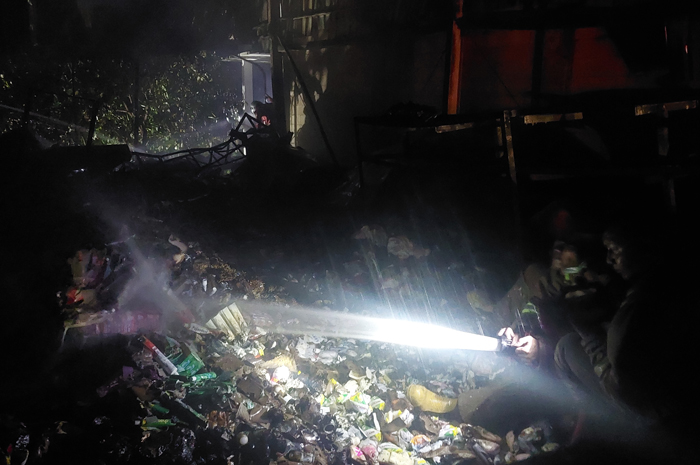 Proses pemadaman gudang Afco Jombang yang terbakar hebat pada Rabu (8/1) dini hari