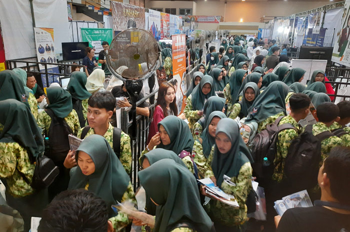 Suasana di dalam event Edufair 2025 yang digelar di kompleks pesantren Darul Ulum Jombang