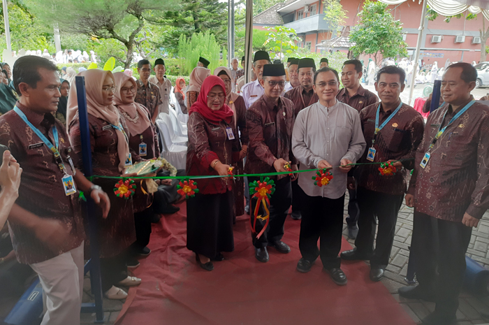 Plt Kepala Cabang Dinas Pendidikan Wilayah Kabupaten Jombang, Evi Dwi Widajanti, Kepala Kantor Kemenag Jombang, Muhajir, Rektor Unipdu Zulfikar As&rsquo;ad potong pita sebagai tanda dimulainya edufair