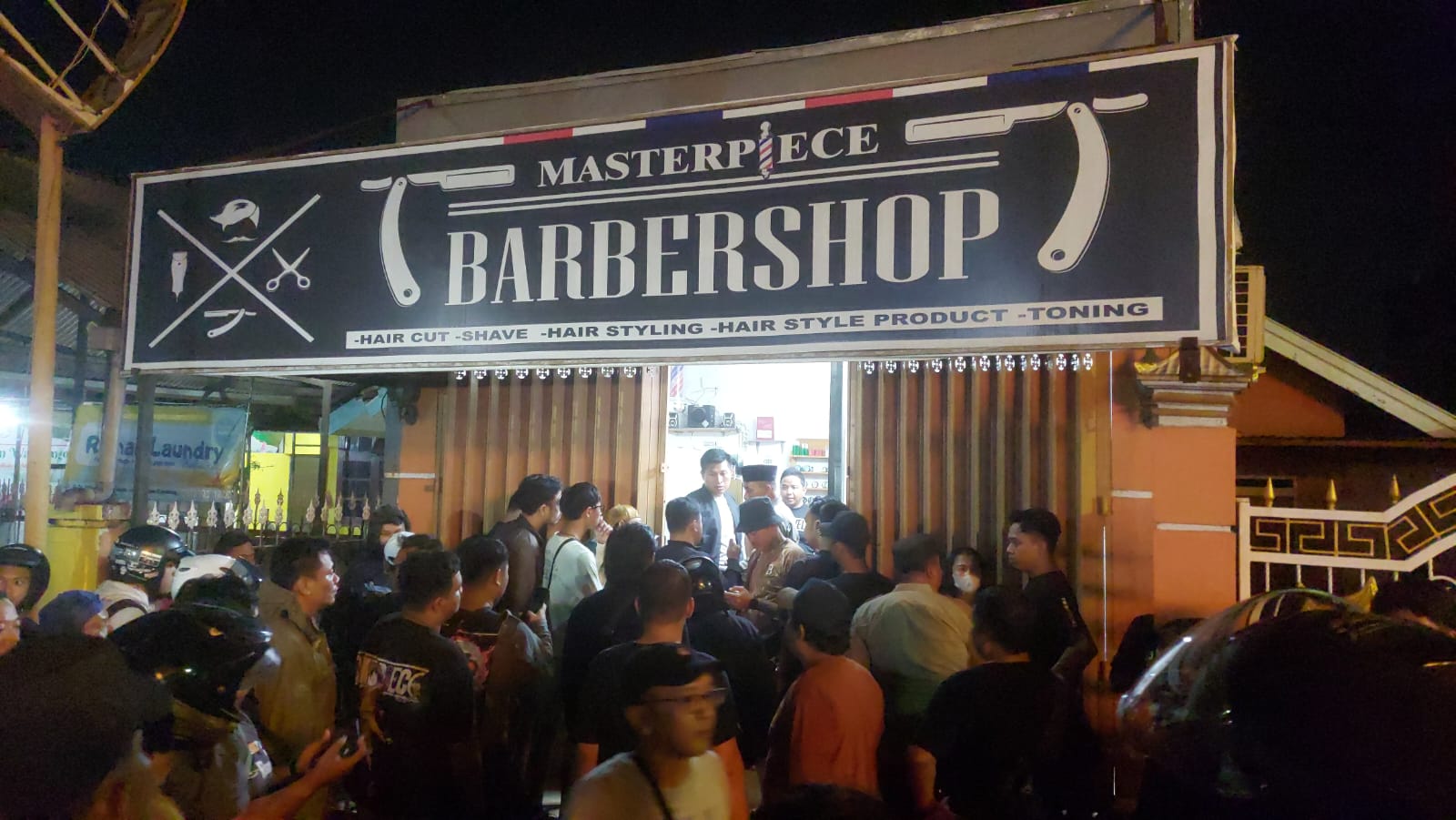 Proses olah kejadian perkara kasus pembunuhan di dalam barbershop di Jombang