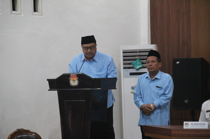 Bupati Jombang terpilih Warsubi memberikan sambutan di KPU Jombang