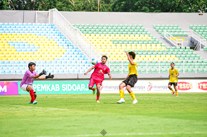 Striker Akor FC, Wiranto (merah), saat bertanding lawan Gen B Mojokerto di Gelora Delta Sidoarjo, Kamis (9/1).