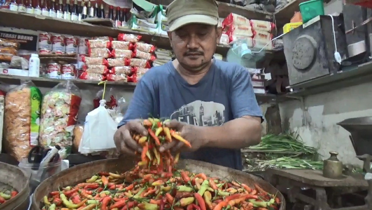 Pedagang cabai di Pasar Pon Jombang. Harga cabai di Jombang kini telah mencapa Rp 110 perkilogram