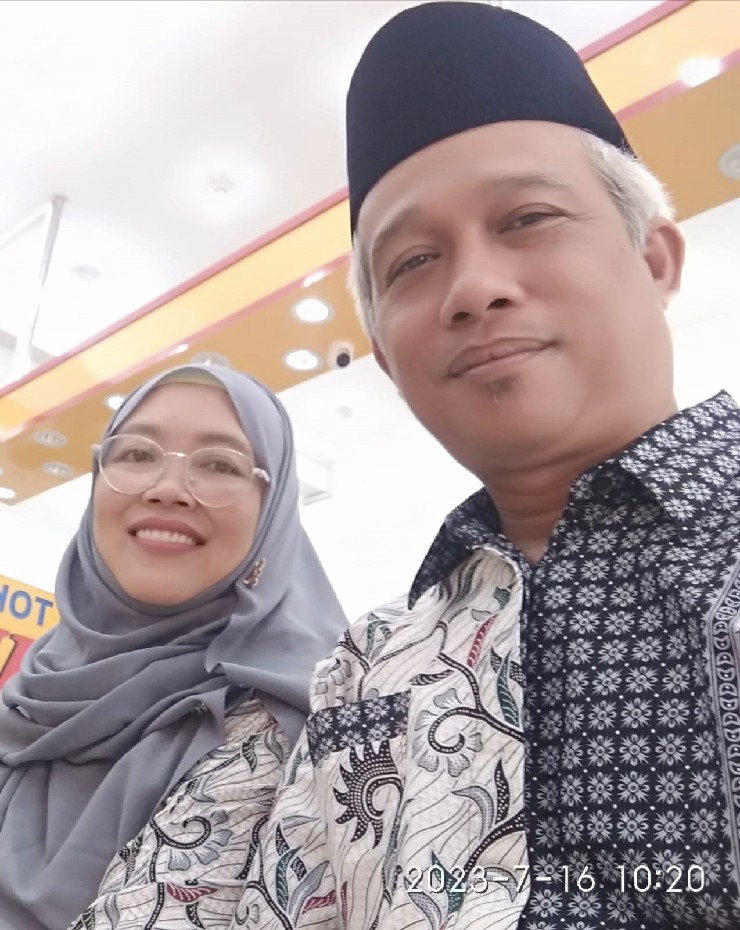 Abdul Haris, kepala MTsN 9 Jombang bersama istrinya Miftahul Hidayah