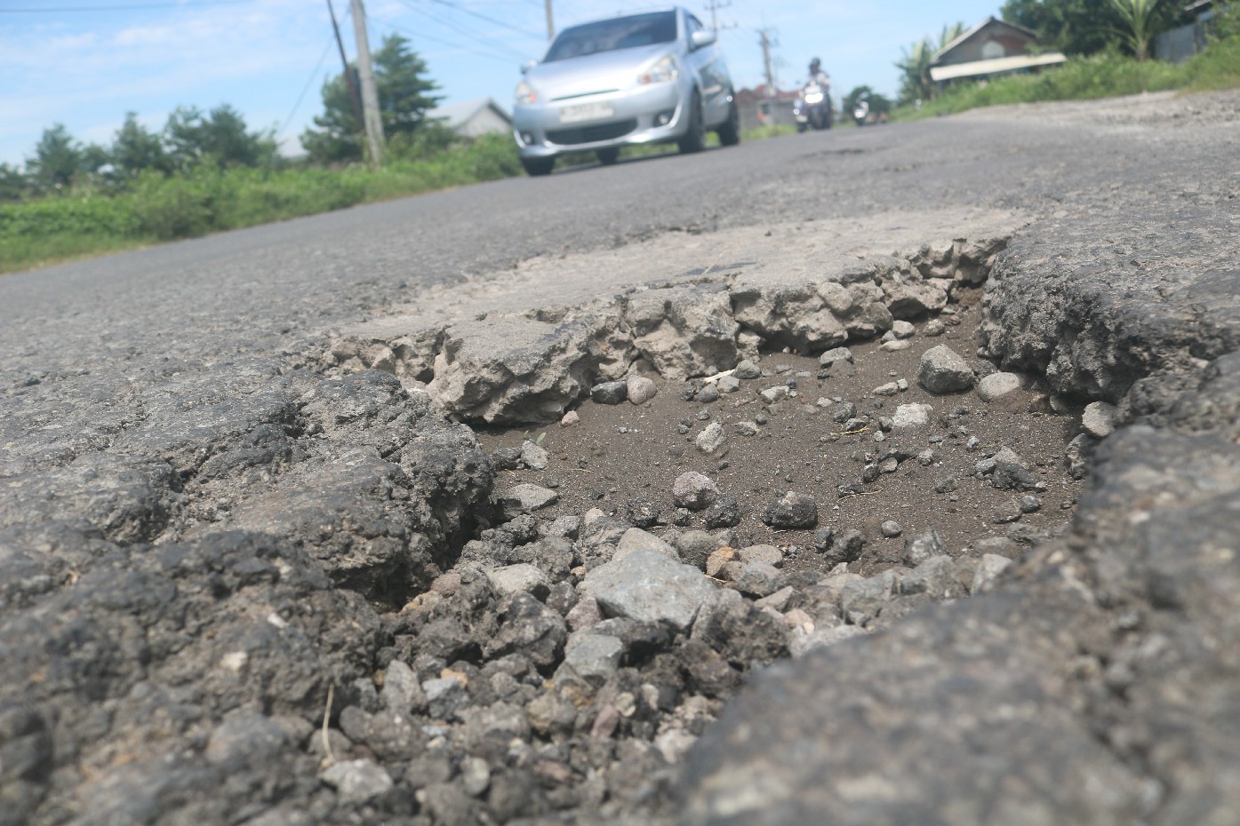 Kondisi jalan kabupaten ruas Mojoagung-Mojoduwur yang kondisinya rusak dan berlubang