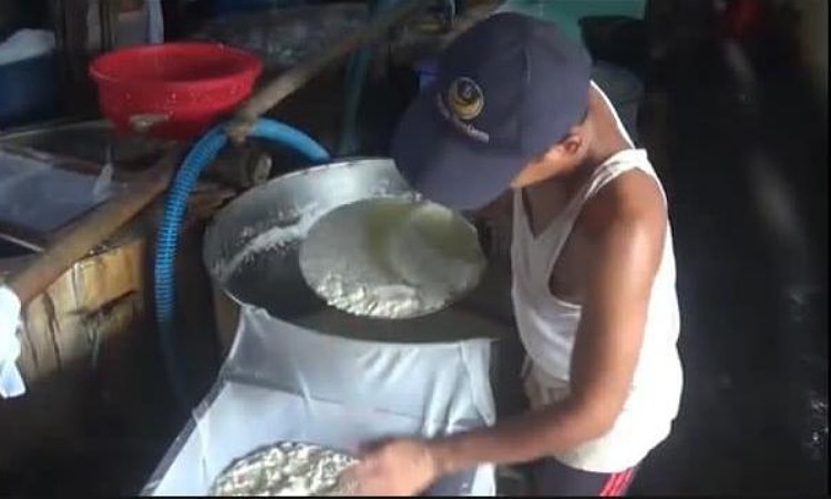 Perajin tahu Dusun Bapang, Desa Sumbermulyo, Kecamatan Jogoroto, Jombang yang kini kelimpungan akibat naiknya harga kedelai(7/1).