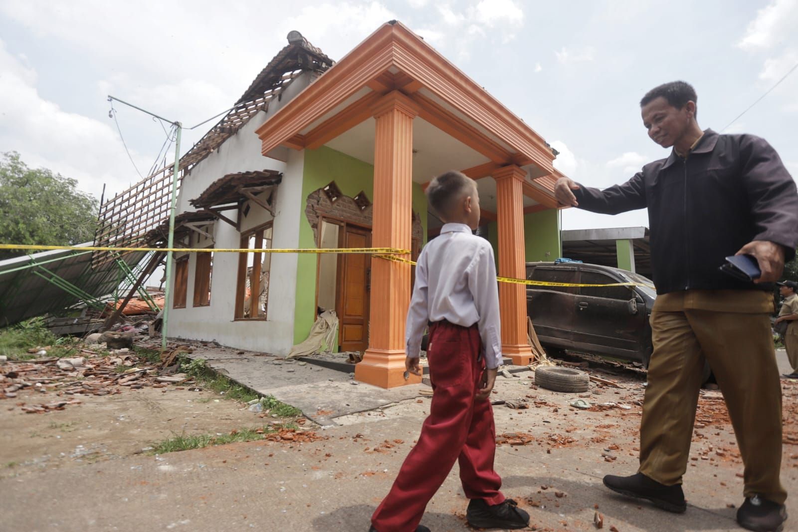 Kondisi rumah polisi di Mojokerto yang rusak akibat ledakan. Dalam kejadian ini, dua orang yakni ibu dan anak tewas
