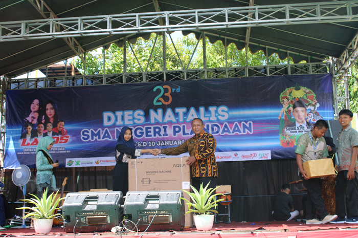 Siyadi, Kepala SMAN Plandaan memberikan hadiah utama berupa mesin cuci kepada siswa