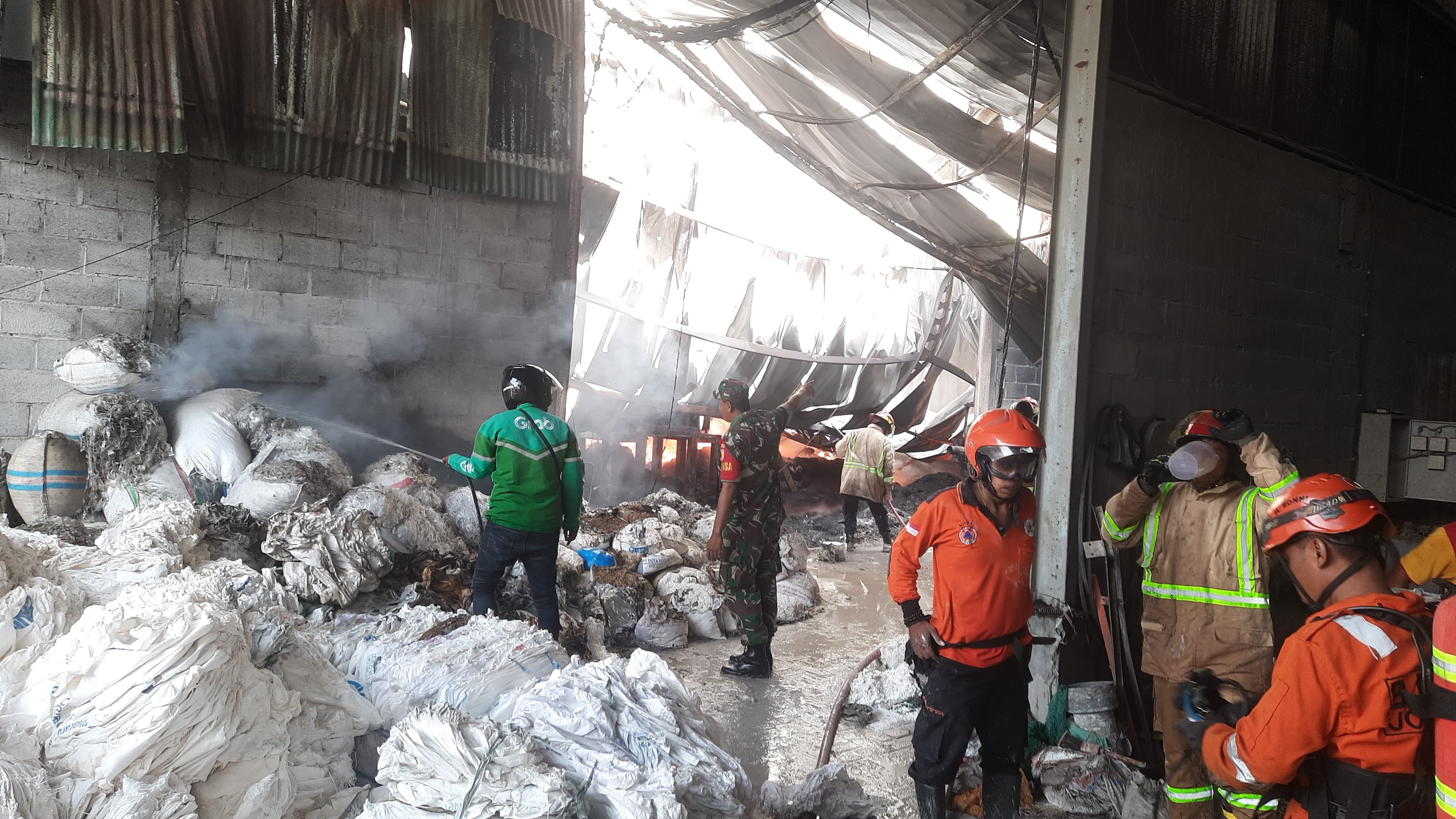 Kebakaran hebat yang melanda sebuah pabrik tali rafia di Jombang Senin (13/1) pagi
