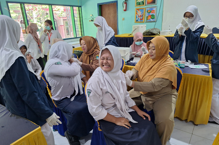 Siswi SMPN 1 Jombang menjalani vaksinasi HPV di ruang pertemuan Jumat, (7/1).