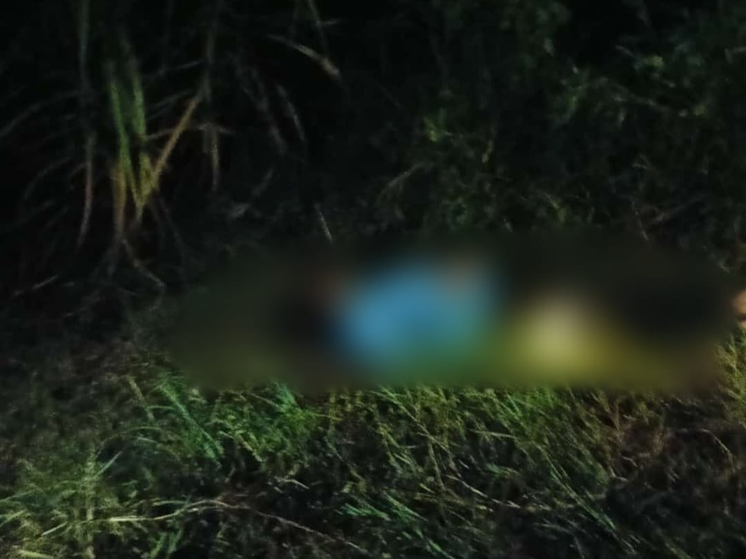 Kondisi pemotor asal lamongan yang meninggal dunia di pinggir jalan Kabuh Jombang