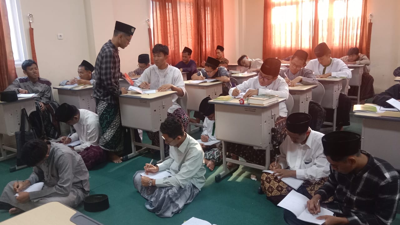 Siswa MAN PK MAN 4 Jombang saat sedang mengikuti kegiatan di asrama dan ruang kelas.