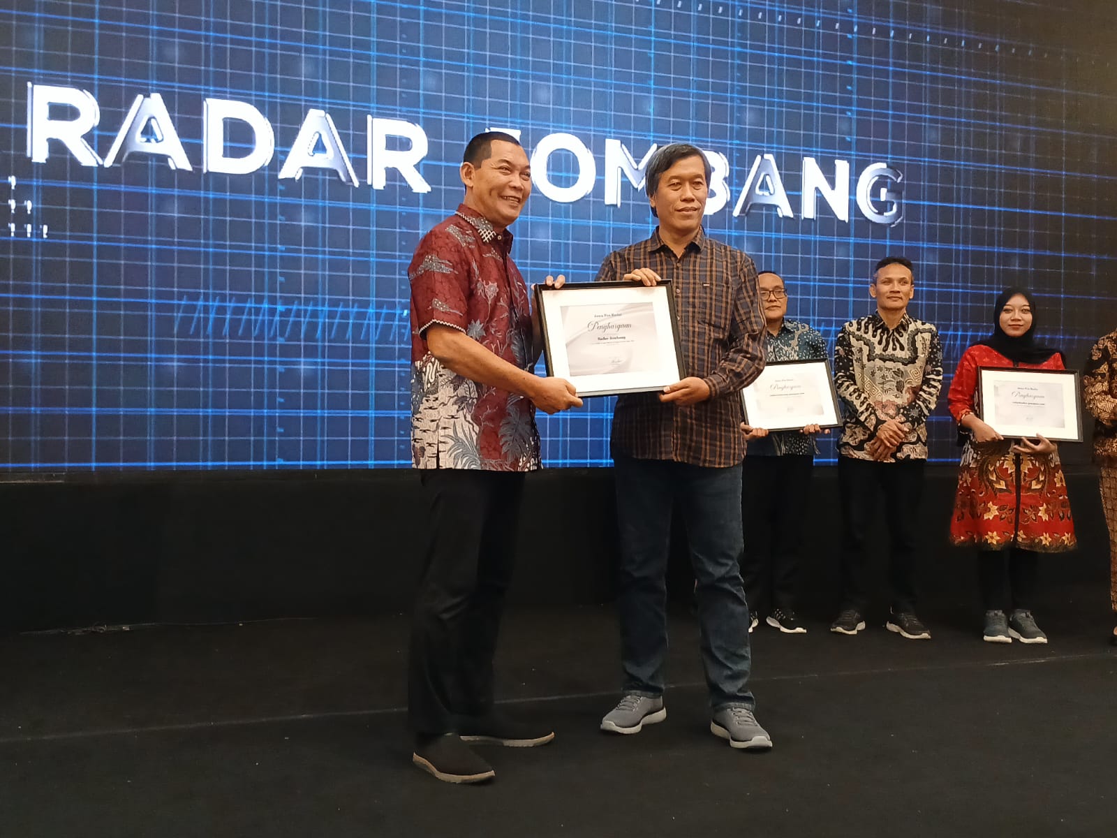 Direktur Jawa Pos Radar Jombang M. Nur Kholis menerima piagam penghargaan yang diserahkan Wali Kota Solo Teguh Prakosa sebagai media dengan kinerja keuangan terbaik tahun 2024 Kategori AAA