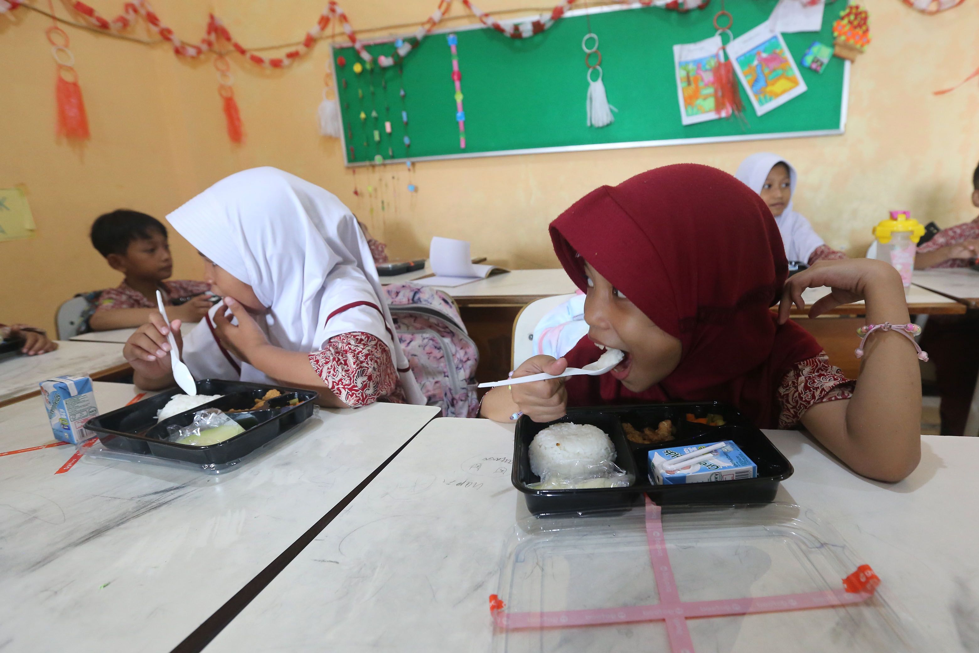 Ilustrasi uji coba program Makan Bergizi Gratis di Surabaya pada Oktober 2024 lalu.