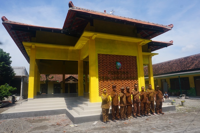 Kepala Desa Tanggungan Muhammad Qosim didampingi jajaran perangkat desa saat menunjukkan realisasi pembangunan pendopo kantor desa.