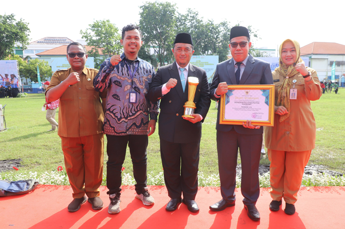 Pj Bupati Jombang Teguh Narutomo bersama Kepala Disnaker Jombang Isawan Nanang Rusdianto dan beberapa pihak usai menerima penghargaan K3 awards 2025 dari Pemprov Jatim