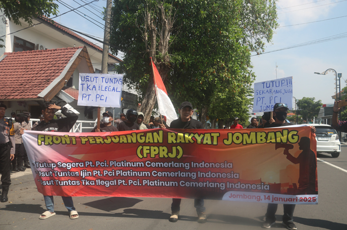 Puluhan warga yang menggeruduk gedung DPRD Jombang untuk meminta Pemkab Jombang menindak perusahaan nakal di Bandarkedungmulyo