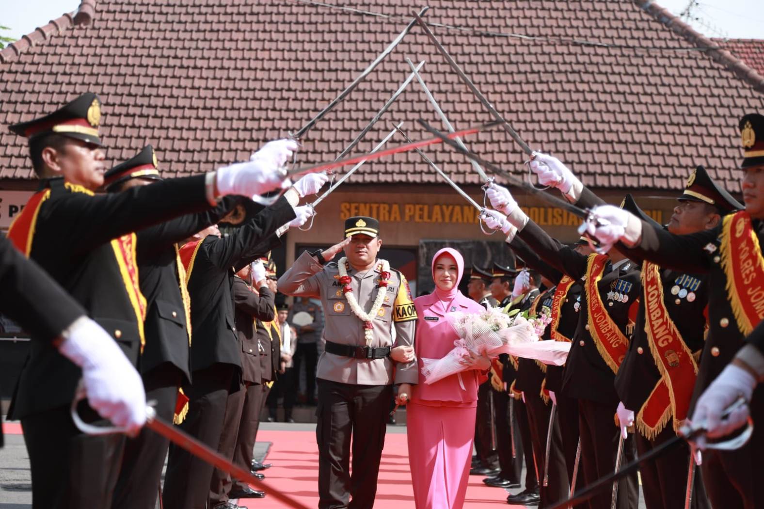 Prosesi pedang pora menyambut kedatangan AKBP Ardi Kurniawan SH SIK CPHR  yang kini resmi menjabat sebagai Kapolres Jombang