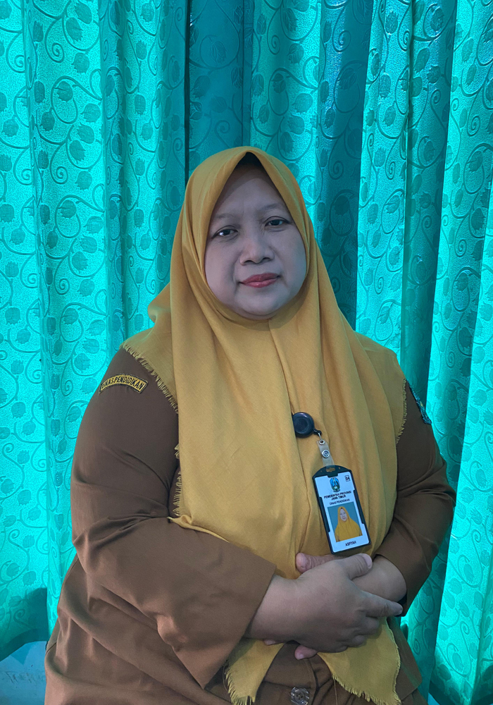 Kepala TU SMAN Kabuh, Asfiyah SSos