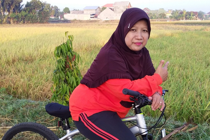 Kepala TU SMAN Kabuh, Asfiyah SSos yang gemar dan hobi memasak