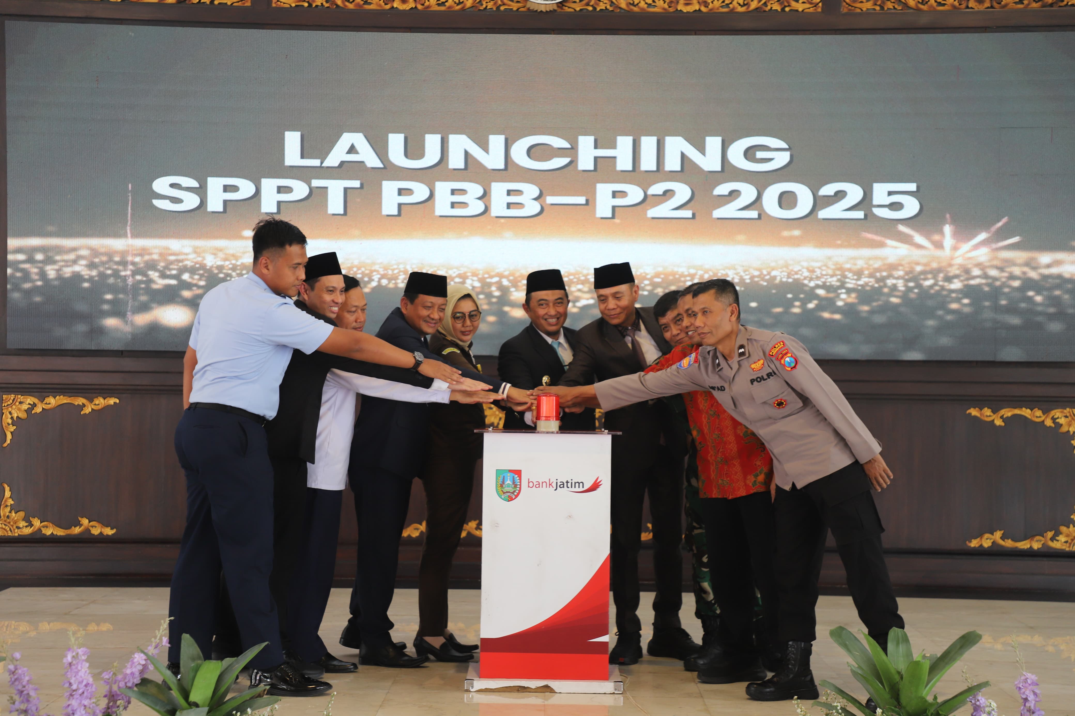Forkopimda Kabupaten Jombang melaunching SPPT PBB-P2 2025 di Pendopo Kabupaten Jombang, Senin (13/1)