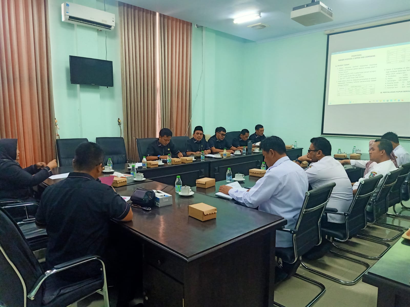 Suasana rapat dengar pendapat anytara Komisi b DPRD Jombang dan Disperta Jombang membahas soal pupuk bersubsidi