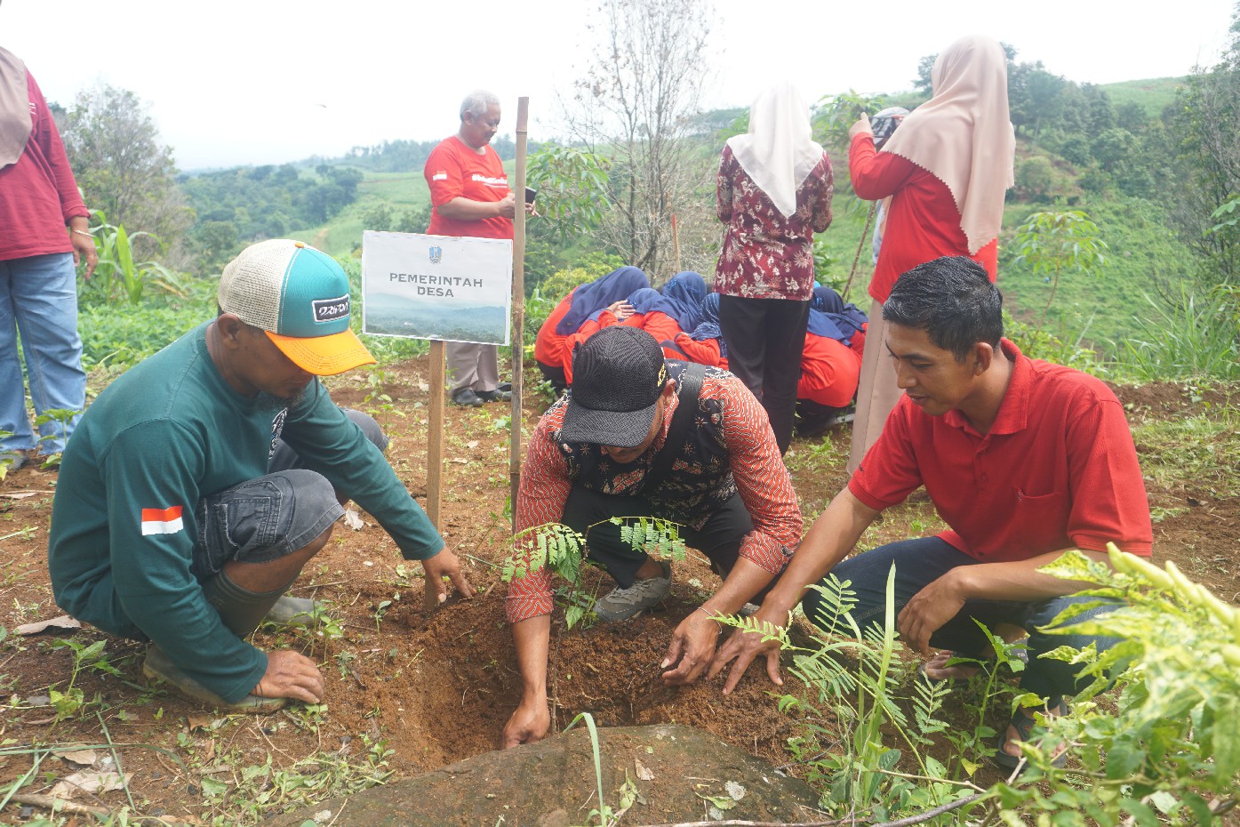 Kepala Desa Wonomerto Wonosalam Jombang Siswoyo (tengah seragam batik bertopi) didampingi perangkat desa dan ketua BPD saat menanam pohon di kawasan Dusun Wonoasih.
