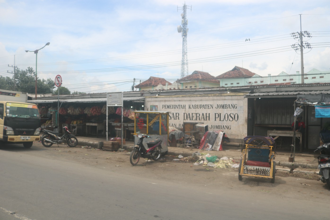 Pasar Ploso Jombang yang sedianya akan dilakukan revitalisasi di tahun 2025. Namun pedagang tetap menolak