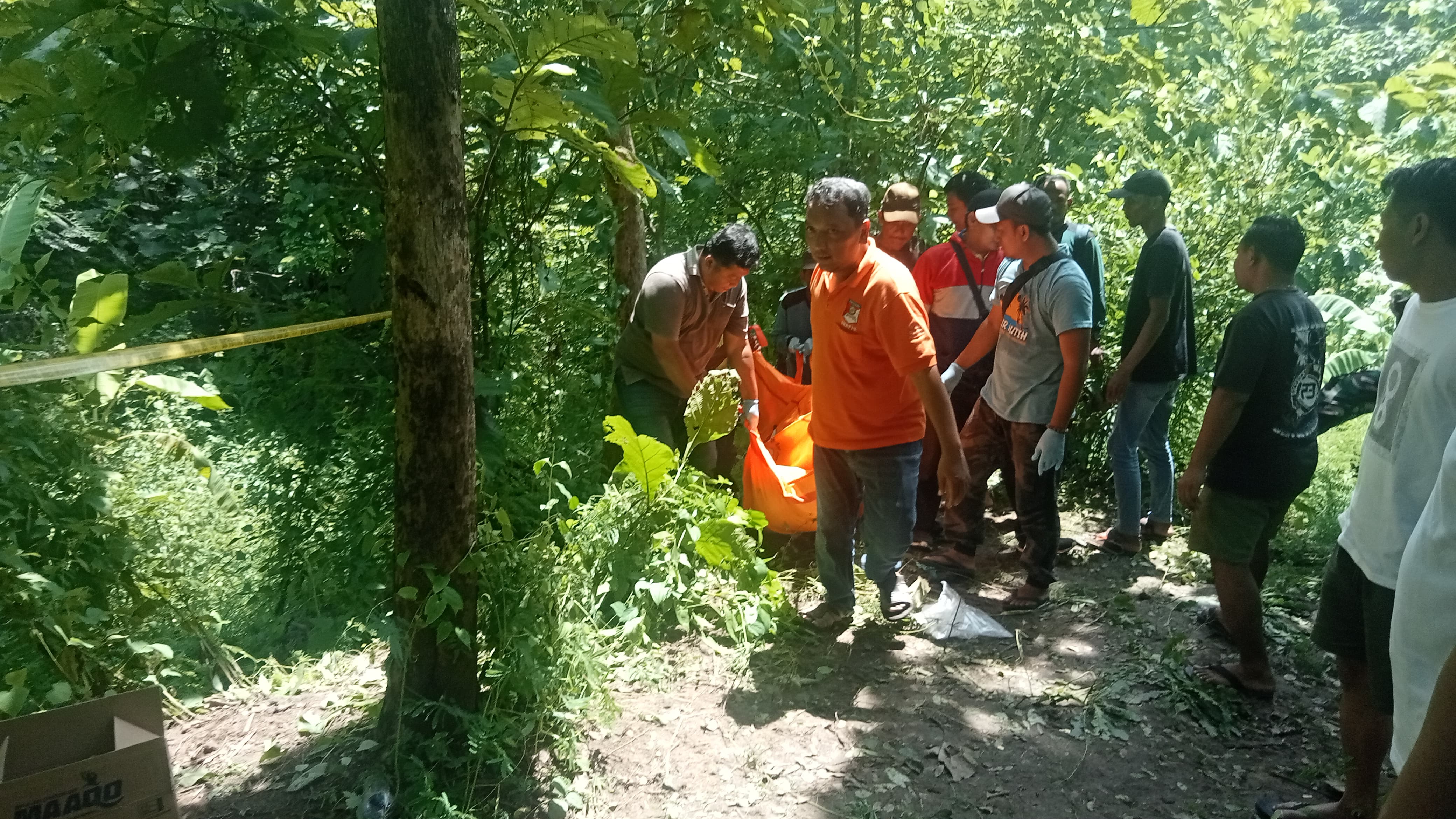 Proses evakuasi jasad pria yang ditemukan di dalam hutan Kabuh Jombang