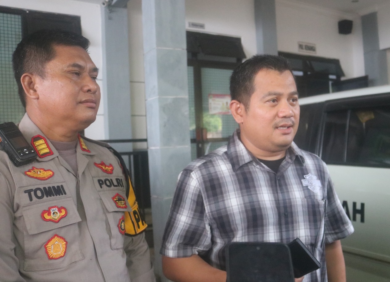 Kapolres Jombang AKBP Ardi Kurniawan (kanan) saat memberikan keterangan bersama Kapolsek Kabuh Tommi Hermawan di RSUD Jombang