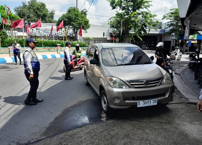 TEGAS: Sejumlah petugas Dishub Jombang melakukan penertiban kendaraan yang parkir sembarangan di Jl KH Wahid Hasyim Jombang, Jumat (17/1).