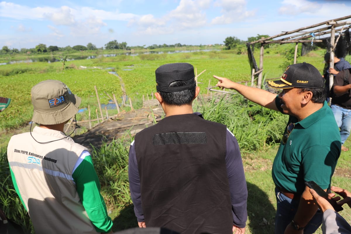Pj Bupati Jombang (Tengah,Red) saat menyidak tambang galian C ilegal di Rolak 70 Desa Bugasurkedaleman, Gudo, Jombang