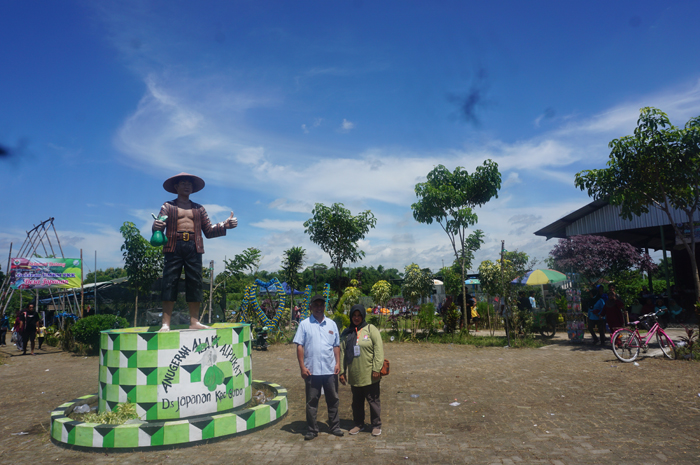 Kepala Desa Japanan Suwaji didampingi istri saat grand opening wisata kolam renang Kebo Nderu dan food court Wande Sabin di lokasi Wisata Anugerah Alam Alpukat.