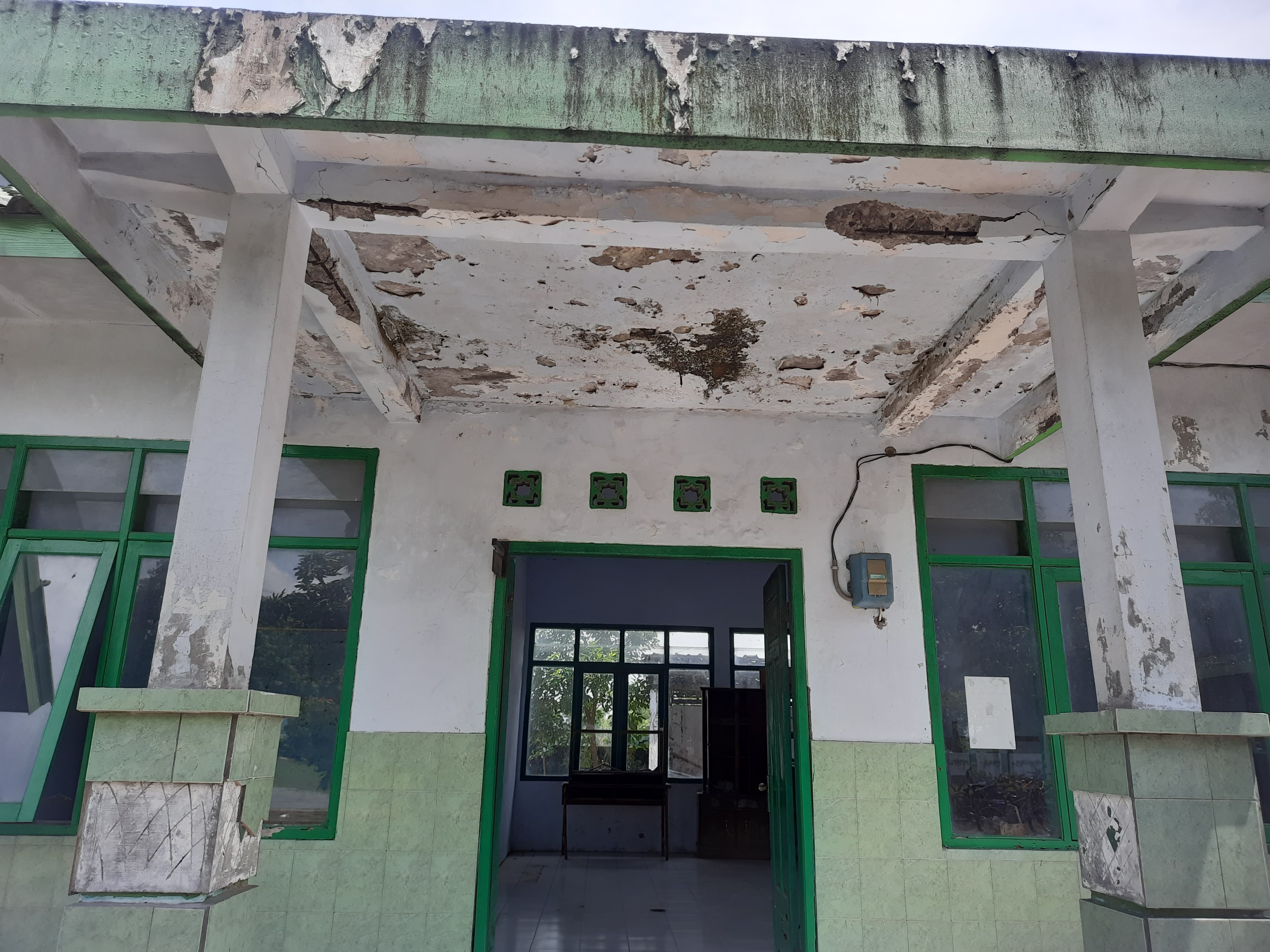 Kondisi bangunan perpustakaan di SD Negeri di Jombang yang rusak berat