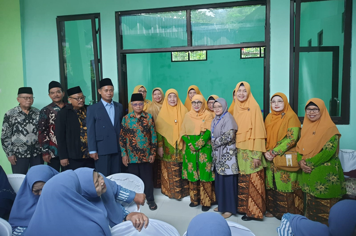 Rukmini Amar (enam dari kanan) bersama Endang (lima dari kanan), Candra (empat dari kanan), bersama tamu kehormatan usai peresmian gedung perpustakaan baru SD ABA Peterongan Jombang