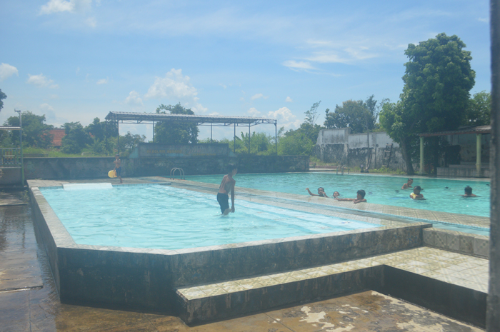 TUTUP: Water slide Tirta Wisata di Desa Keplaksari, Kecamatan Peterongan tak lagi difungsikan.