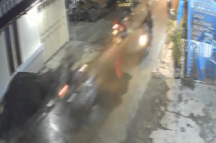 Aksi komplotan gangster terus marak di Kabupaten Jombang. Kali ini, kawanan gangster bersenjata tajam melakukan konvoi di jalanan dan meneror warga di Kecamatan Plandaan, Minggu (19/1) dini hari