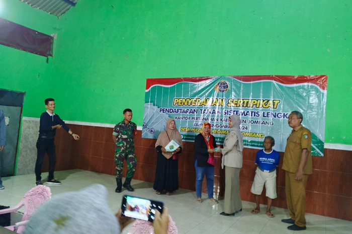 ratusan warga Desa Pulolor berkumpul di balai desa menerima sertifikat program PTSL