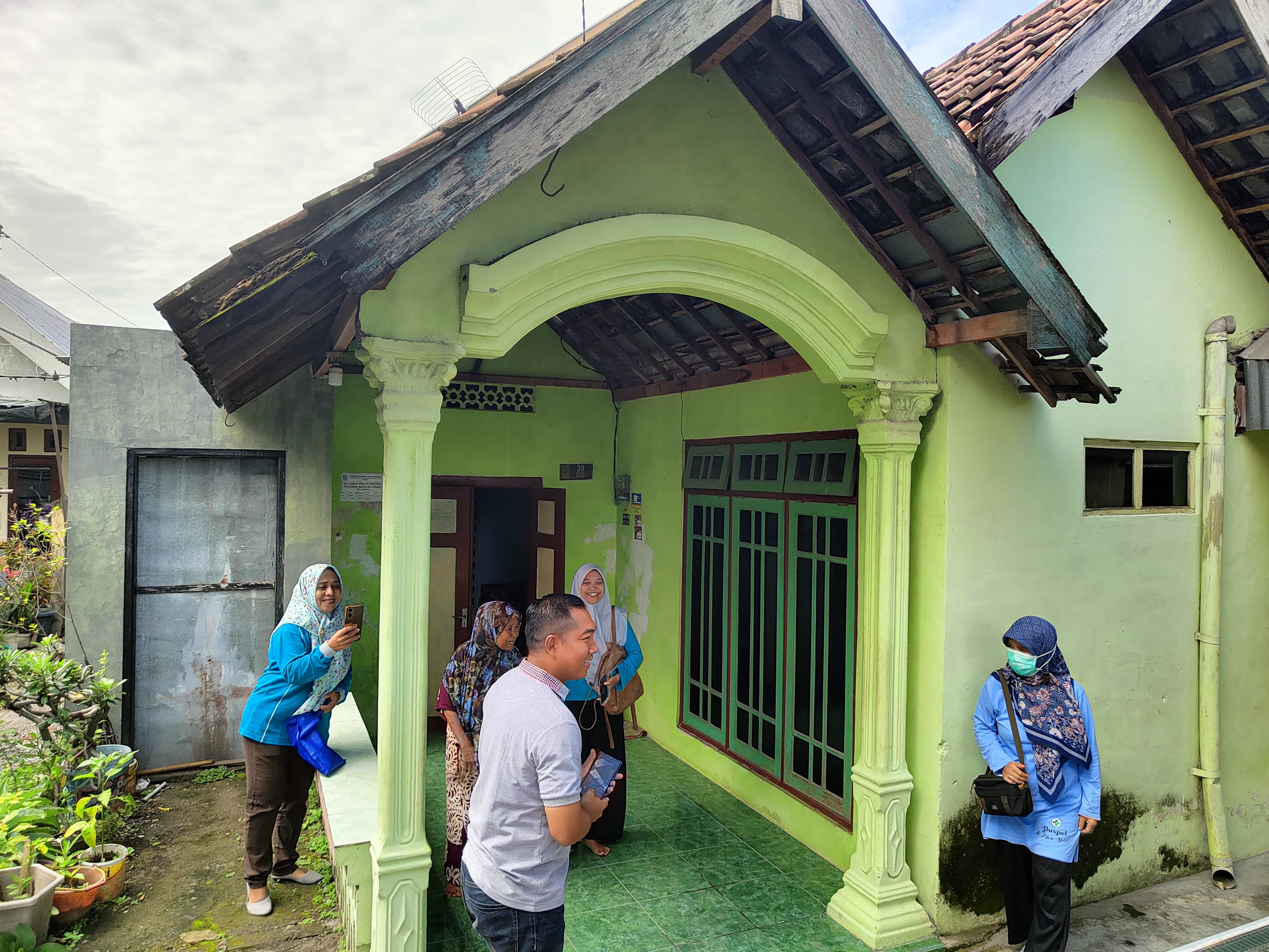 Kepala Desa Kepuhkembeng Suprapto bersama Camat Peterongan Moh. Eryk Arif usai melaksanakan kegiatan PSN beberapa waktu lalu.