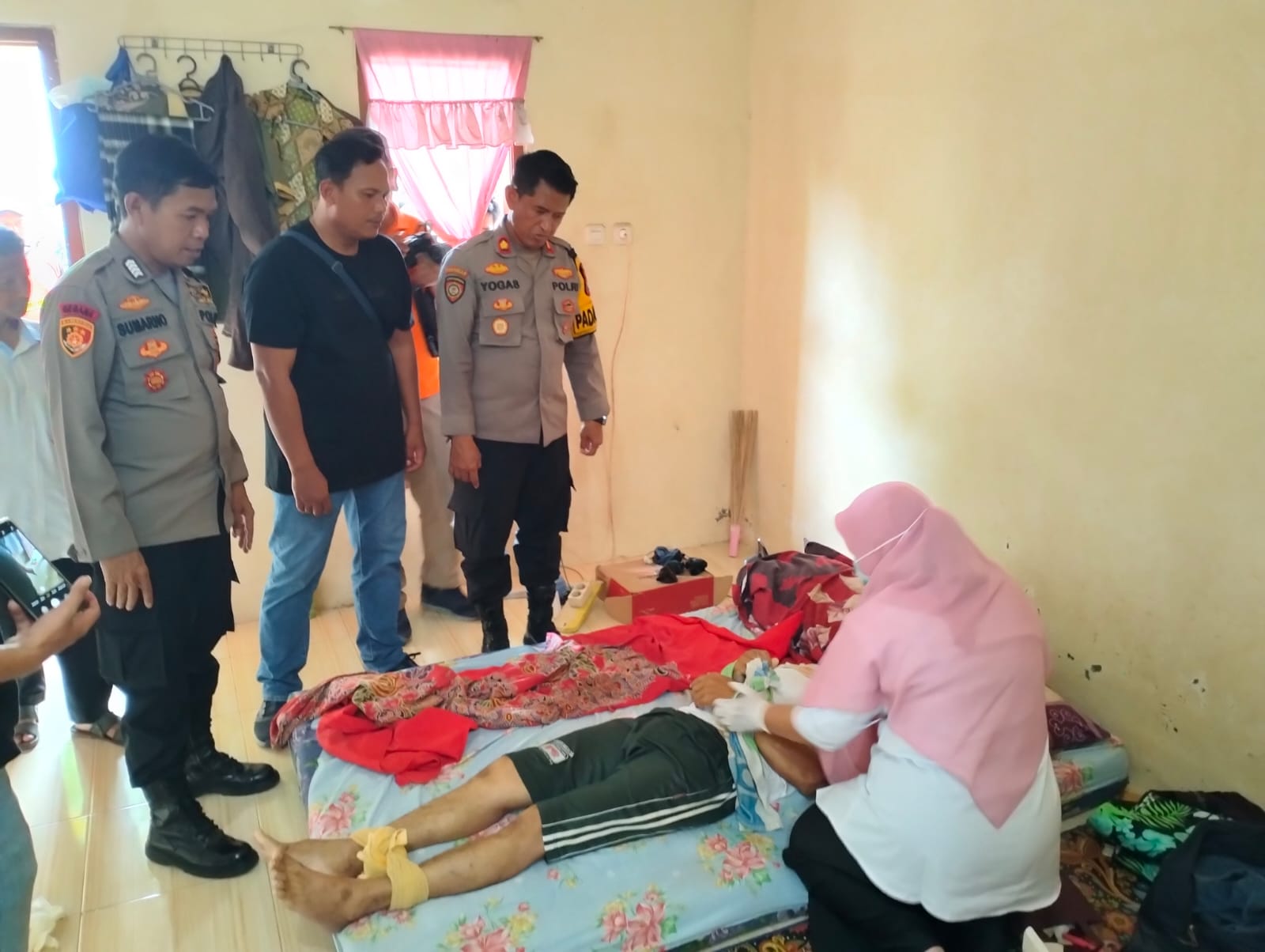 Proses pemeriksaan jasad lansia yang tewas di Kamar Kos Mojoagung Jombang