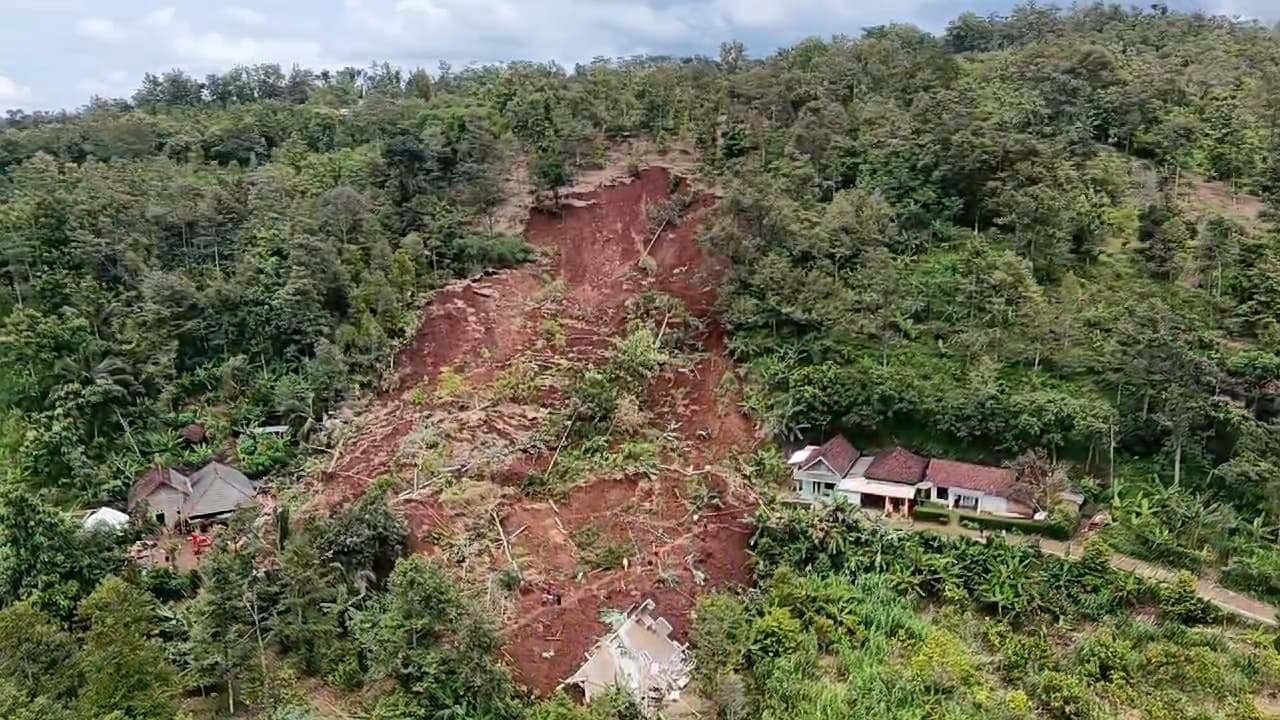 Kondisi tanah longsor yang terjadi di Wonosalam Jombang Kamis (23/1)